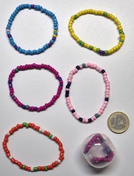bunte Perlenarmbänder