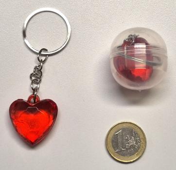 rotes Herz an Schlüsselkette